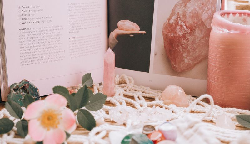 Interiér redakce Zářezor – pracovní stůl s astrologickými mapami a svíčkami